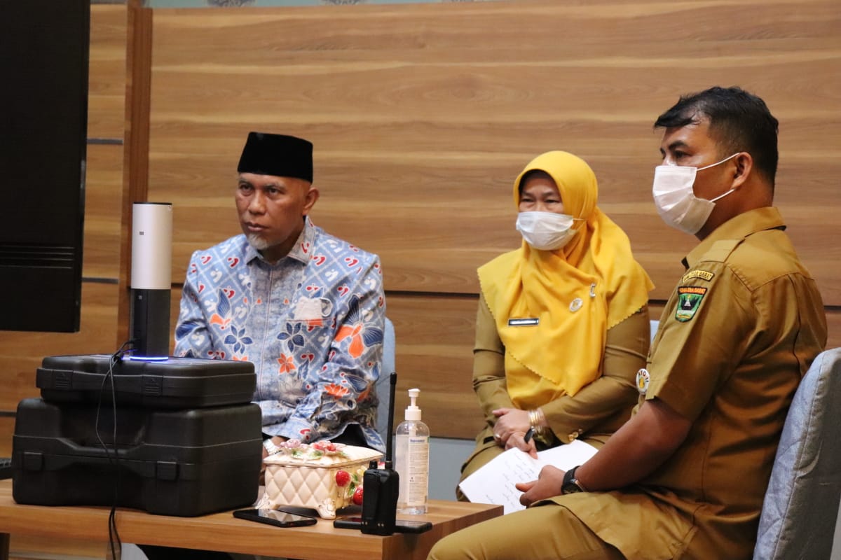 Gubernur Sumbar, zoom meeting dengan Mr.Graham Clark - CEO Japan Risk Solution terkait rencana kerjasama Mesin Pengolahan Sampah di ruang rapat istana gubernuran, Selasa, (29/06/2021).