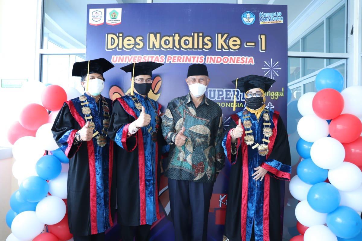 Gubernur Sumbar, Mahyeldi, saat menghadiri Dies Natalis Universitas Perintis Indonesia (UPERTIS) ke-1 di Padang, Rabu (30/6/2021).