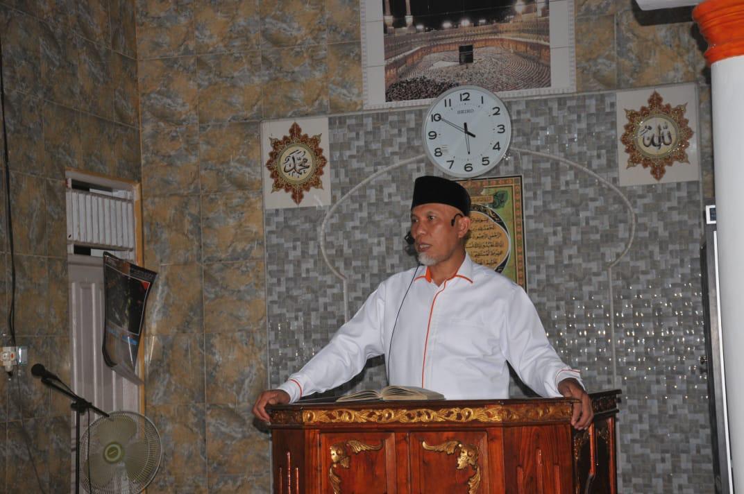 Gubernur Sumbar, Buya Mahyeldi, memberikan tausiyah Subuh di Masjid Al Aqsa, Kelurahan Tanah Garam, Kota Solok, Jumat (2/7/2021).