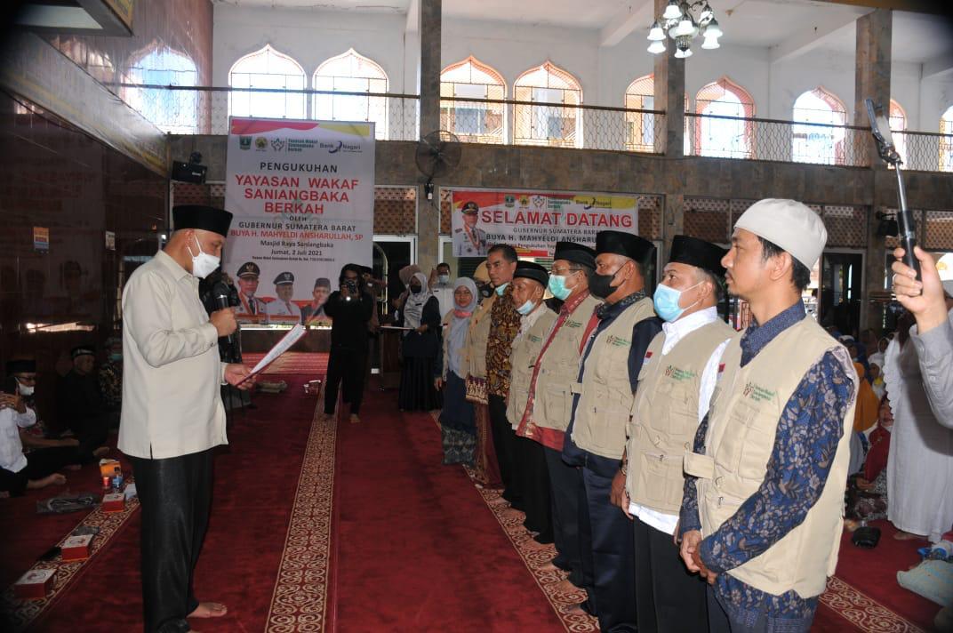 Gubernur Sumbar, Mahyeldi, mengukuhkan pengurus Yayasan Waqaf Saniang Baka Berkah, di masjid Raya setempat, Jumat (2/7/2021).