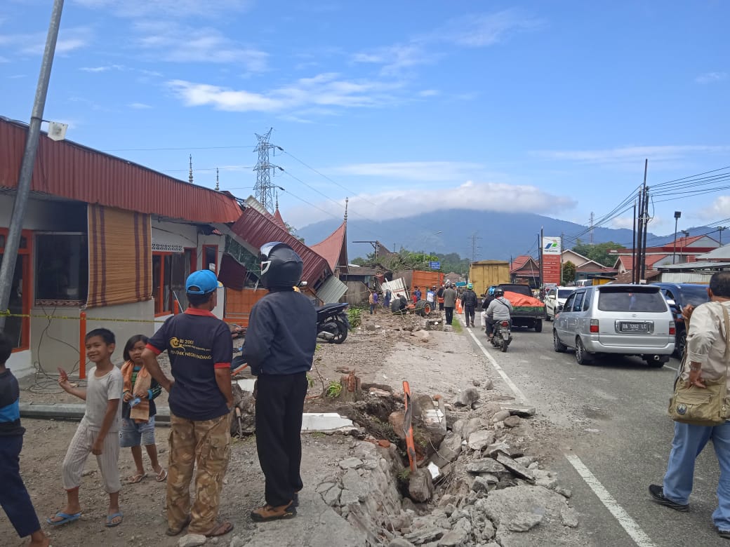 Kendaraan yang melintas depan Pom Bensin Ganting yang merupakan TKP akhir musibah lalin truk Mitshubisi plat B. 9101.BEV, terpaksa melambat karena banyaknya warga yang mengabadikan peristiwa tersebut lewat kamera HP. Hingga, Sabtu (3/7) siang, arus macet