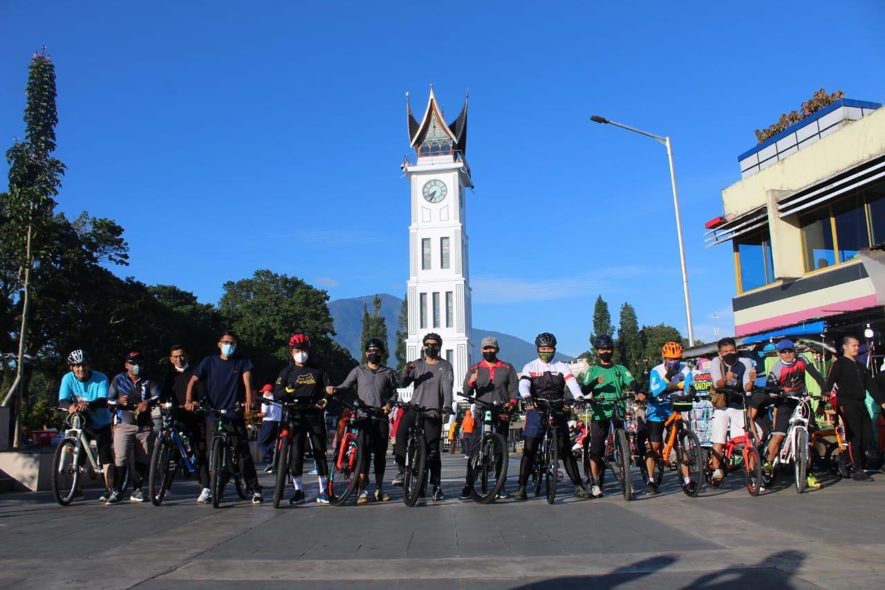Bersepeda bersama, Wagub Sumbar, Danlantamal II, Danlanud Sutan Sjahrir Padang, Kasatpol PP, dan beberapa lainnya mengelilingi kota Bukittinggi, Sabtu (3/7/2021).