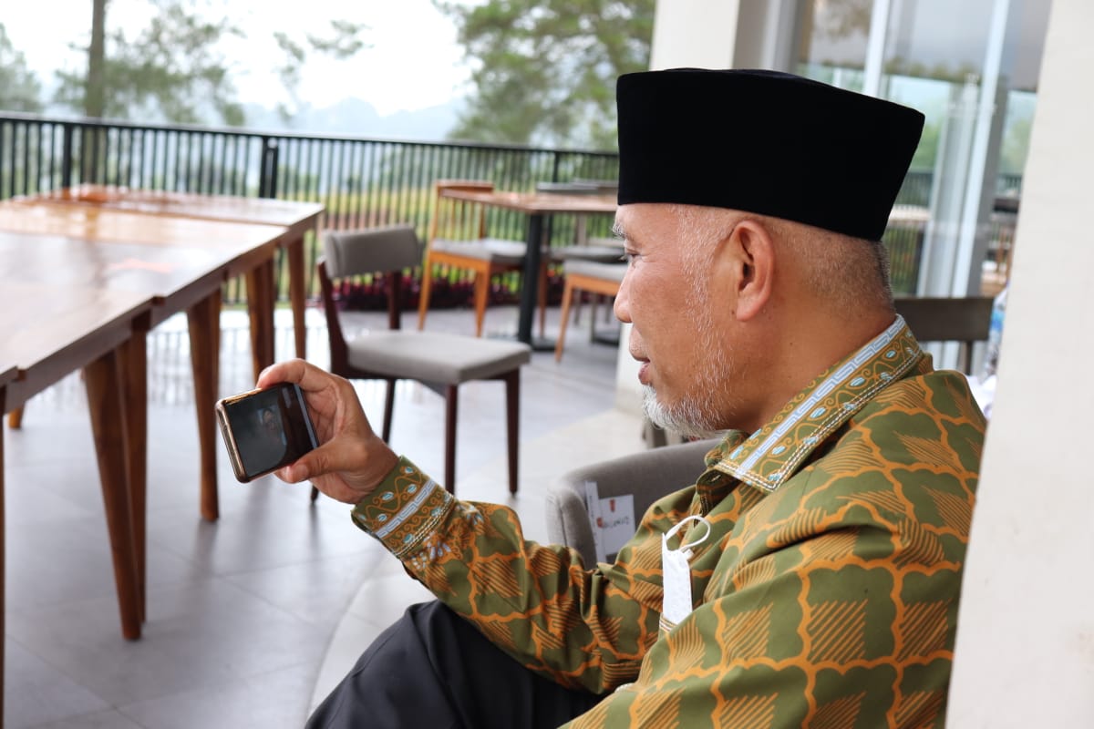 Gubernur Sumbar, Mahyeldi, melakukan zoom meeting Diskuki Publik langsung dari HPnya sendiri di Bukittinggi, Sabtu (3/7/2021).