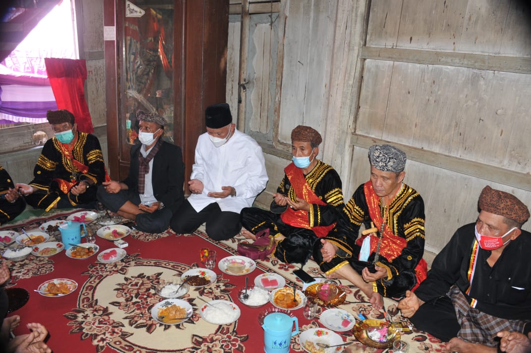 Gubernur Sumbar, Mahyeldi bergelar Datuak Marajo (baju putih), berada dalam suasana upacara adat Minangkabau di kabupaten Solok Selatan, Minggu (4/7/2021).