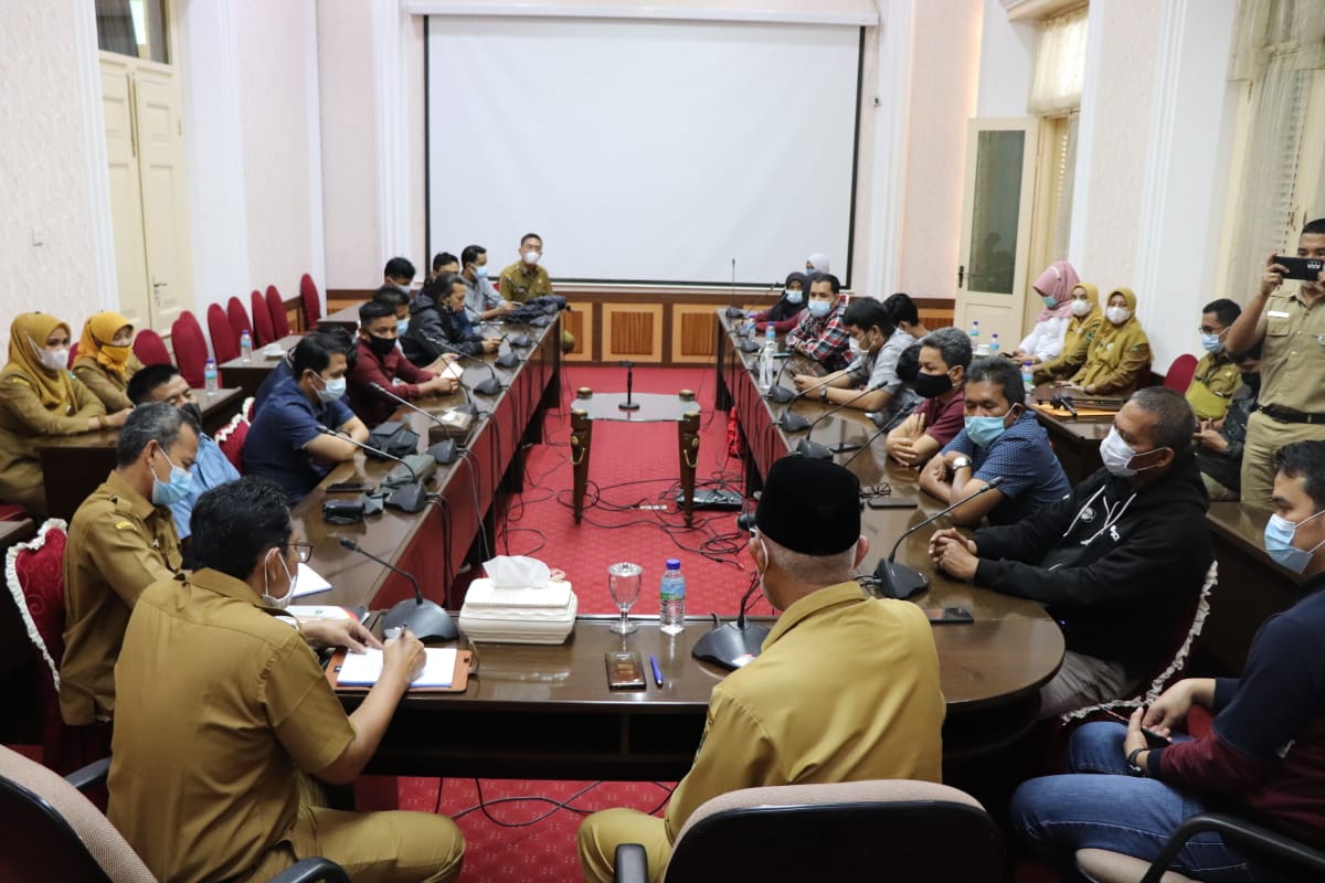 Gubernur Sumbar, Mahyeldi, didampingi Kepala Biro Administrasi Pimpinan, Hefdi, bersama wartawan mitra pemprov yang berposko di kantor gubernur, Senin (5/7/2021).