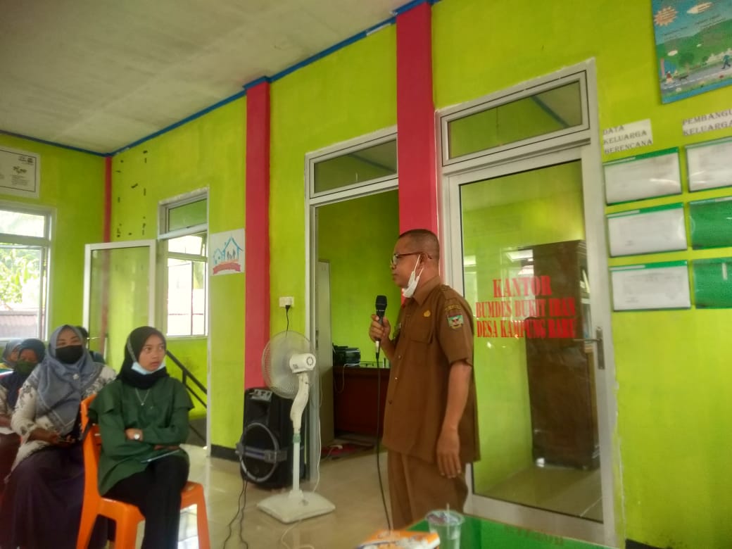 Pemateri dari Dinas Dal Duk-KB Kabupaten Sijunjung sedang menyampaikan paparan