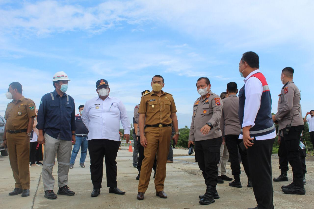 Wagub, Kapolda, Bupati Padang Pariaman, meninjau lokasi pembangunan jalan Tol Padang Pekanbaru, Selasa (6/7/2021).