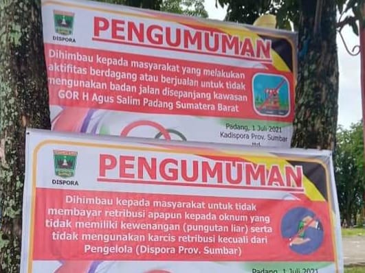 Spanduk penertiban pungutan retribusi di kawasan GOR Haji Agus Salim Padang, terpampang di beberapa lokasi.