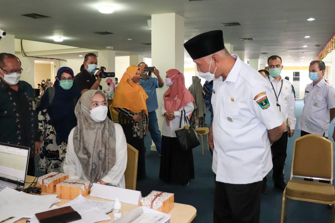 Gubernur Sumbar, Mahyeldi, menyaksikan vaksinasi tahap 3, bagi mahasiswa, keluarga dan masyarakat di sekitar Politeknik Kesehatan (Poltekes) Kementerian Kesehatan di Padang, Rabu (7/7/2021).