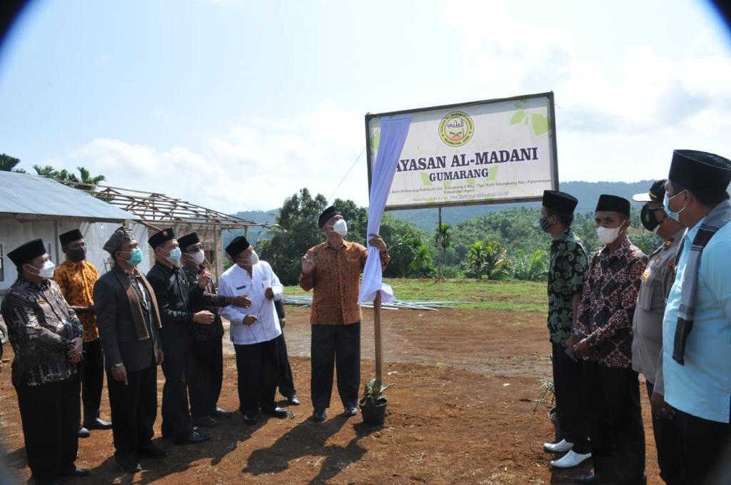 Gubernur Sumbar, Mahyeldi, meresmikan Yayasan Al-Madani dan Gedung MTsS Gumarang di Jorong Gumarang Kecamatan Palembayan, Kabupaten Agam, Jumat (9/7/2021).