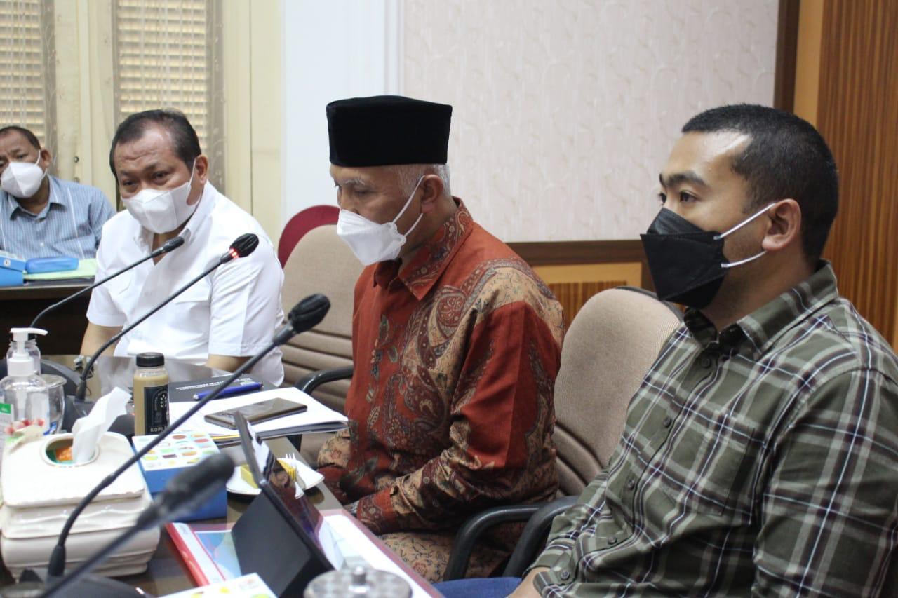 Kapolda Sumbar, Irjenpol Toni Harmanto (kiri), bersama Gubernur dan Wagub Sumbar, Mahyeldi dan Audy Joinaldy,  dalam rapat koordinasi penyelesaian jalan Tol Padang-Pekanbaru, di Padang, Sabtu (10/7/2021). 