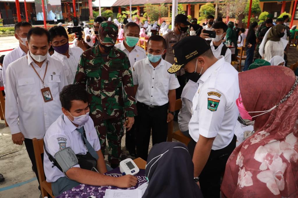 Wakil Gubernur Sumbar, Audy Joinaldy, meninjau vaksinasi massal untuk pelajar dan masyarakat Padang Pariaman di SMAN 1 Batang Anai, Padang Pariaman, Rabu (14/7/2021).