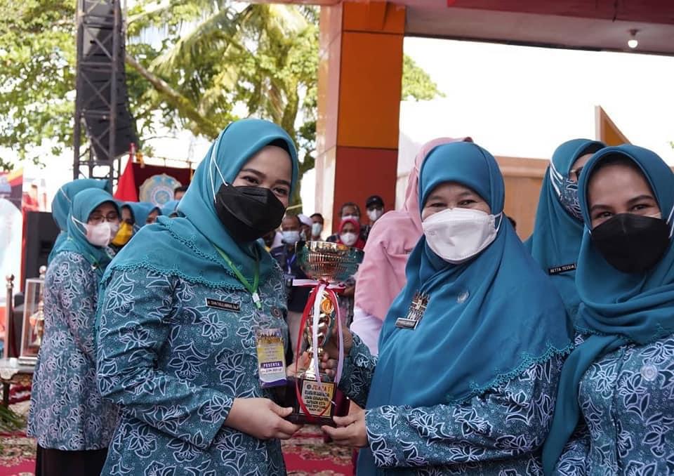 Ketua Tim Penggerak PKK Padang Panjang, dr. Dian Puspita Fadly Amran, Sp.JP, menerima piala penghargaan dari Ketua TP PKK Sumbar, Harneli Bahar. 
