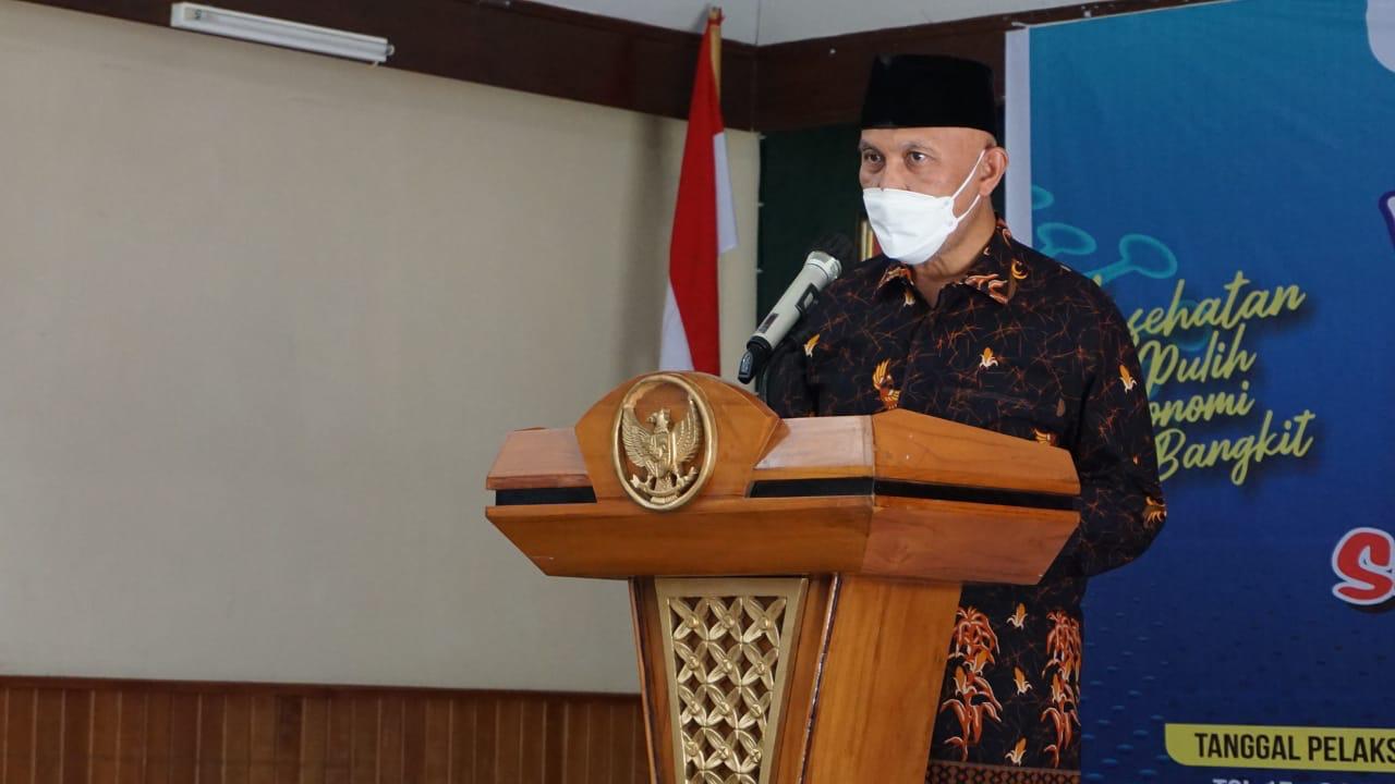 Gubernur Sumbar, Mahyeldi, memberikan sambutan saat meninjau Vaksinasi Massal Perbankan di BRI Corporate University Campus, Padang (15/7/2021).