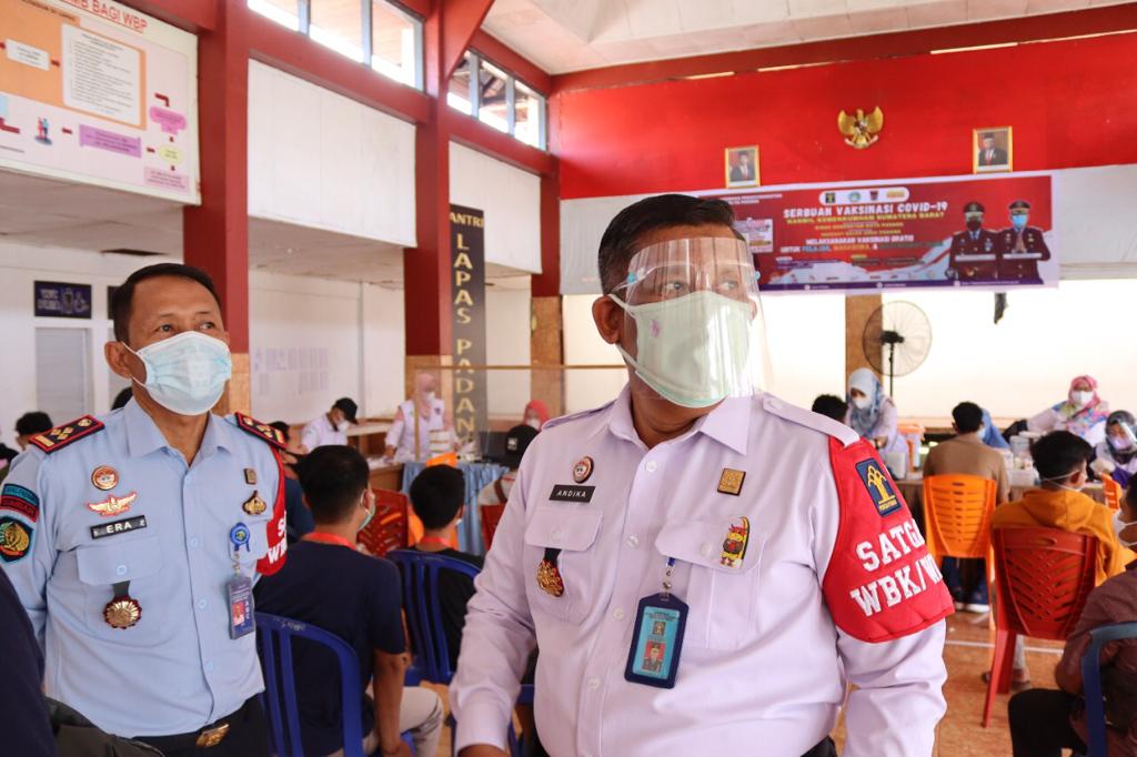Kakanwil Kemenkumham Sumbar, R. Andika Dwi Prasetya, meninjau pelaksanaan serbuan vaksin di Lapas Kelas IIA Padang untuk umum, Rabu (21/7/2021).