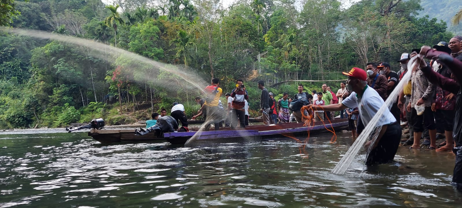 Gubernur Sumbar, Mahyeldi, mencoba melempar jala bersama masyarakat Jorong V Pertemuan, Nagari Muaro Sungai Lolo, Pasaman.
