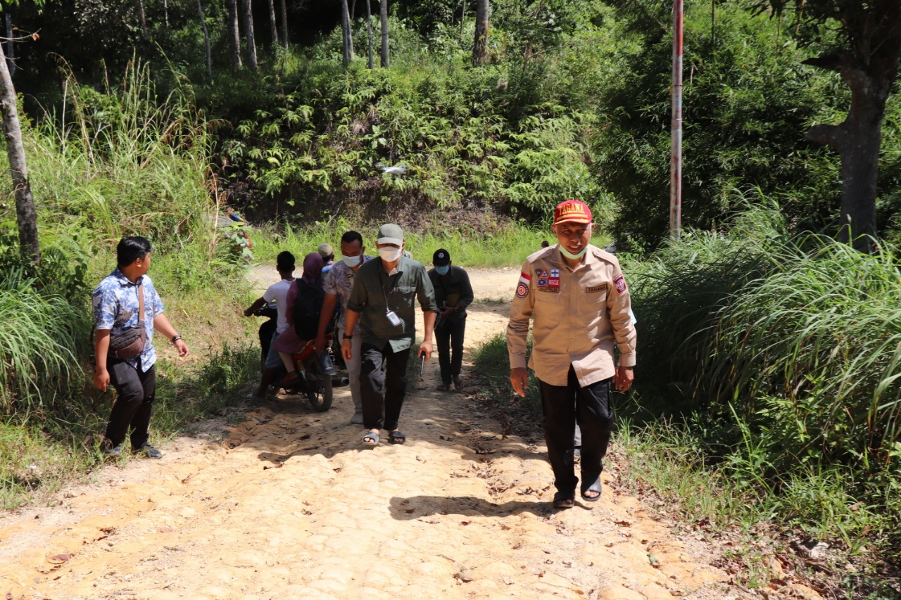 Gubernur Sumbar, Mahyeldi, merasakan sulitnya menempuhkan perjalanan di kawasan Sungai Lolo, kabupaten Pasaman, Rabu (22/7/2021).