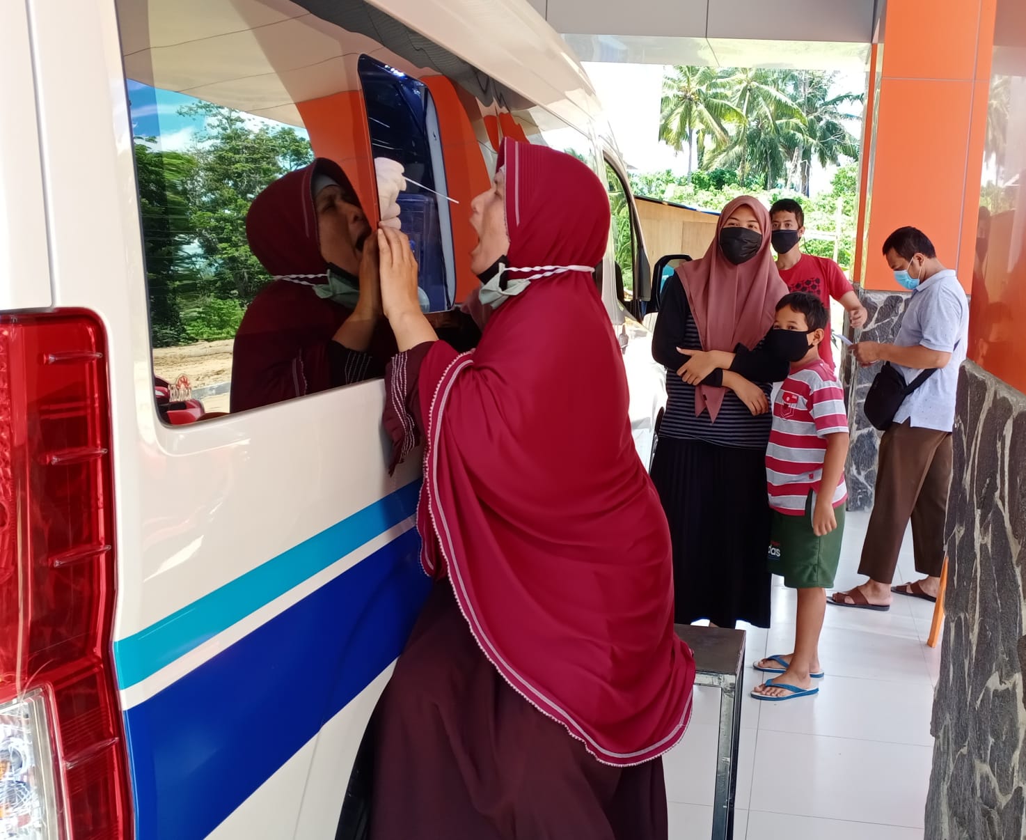 Mobil swab keliling yang dikelola Dinas Kesehatan Sumbar, sudah operasional di beberapa daerah di Sumbar, Jumat (23/7/2021).