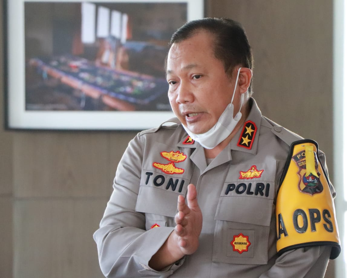 Kapolda Sumbar, Irjenpol Toni Harmanto, melepas penyaluran sembako yang dihimpun JPS untuk masyarakat terdampak PPKM Darurat di Padang, Minggu (25/7/2021).