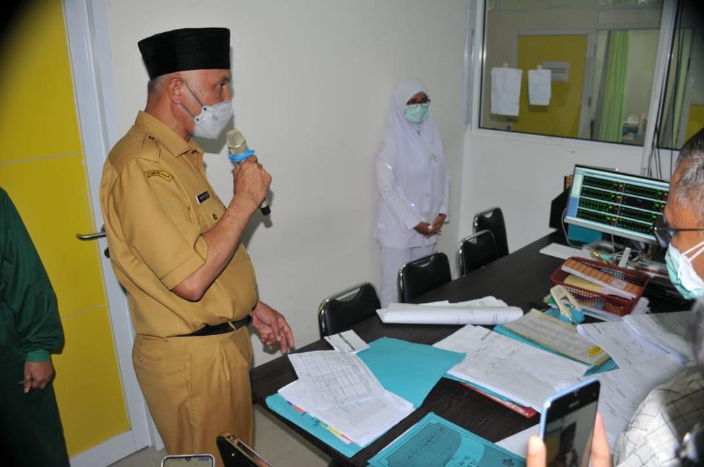 Gubernur Sumbar, Mahyeldi, memberi semangat pasien Covid-19 yang sedang dirawat di RSUP M. Djamil Padang, melalui pengeras suara yang terdengar ke kamar pasien, Senin (26/7/2021).