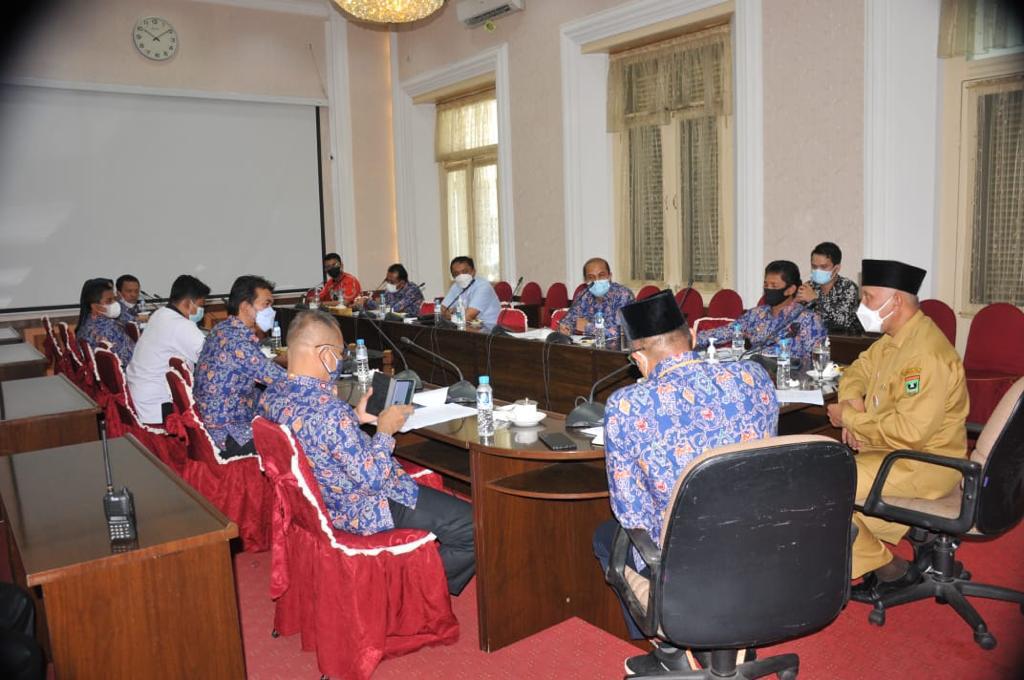 Gubernur Sumbar, membahas tarif air PDAM se Sumbar dengan pengurus daerah Perpamsi Sumbar, Selasa (27/7/2021).