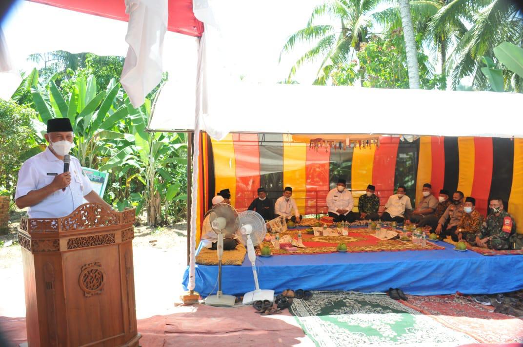 Gubernur Sumbar, Mahyeldi, memberikan sambutan saat batagak kudo-kudo pembangunan Surau Al Mujahidin, Korong Subarang Padang, Pakandangan, Kabupaten Padang Pariaman, Rabu (28/7/2021).