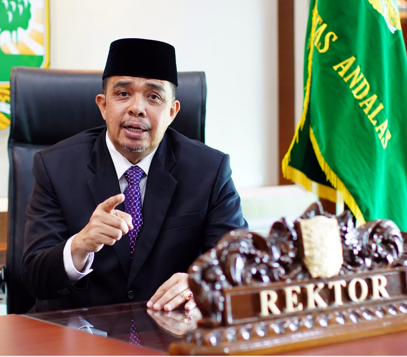 Rektor Universitas Andalas Padang, Prof. Dr. Yuliandri, SH, MH, mengeluarkan Surat Edaran, tentang Penutupan Sementara Kampus dan Petunjuk Teknis KKN, Kamis (29/7/2021).  
