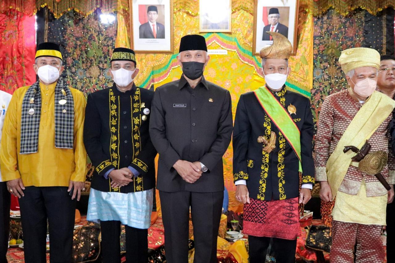 Gubernur Sumbar, Mahyeldi, bersama pewaris Kerajaan Kabutaran Bosa Talu di Rumah Gadang Kabutaran Tuanku Bosa, Kota Dalam Talu, Senin (2/8/2021).