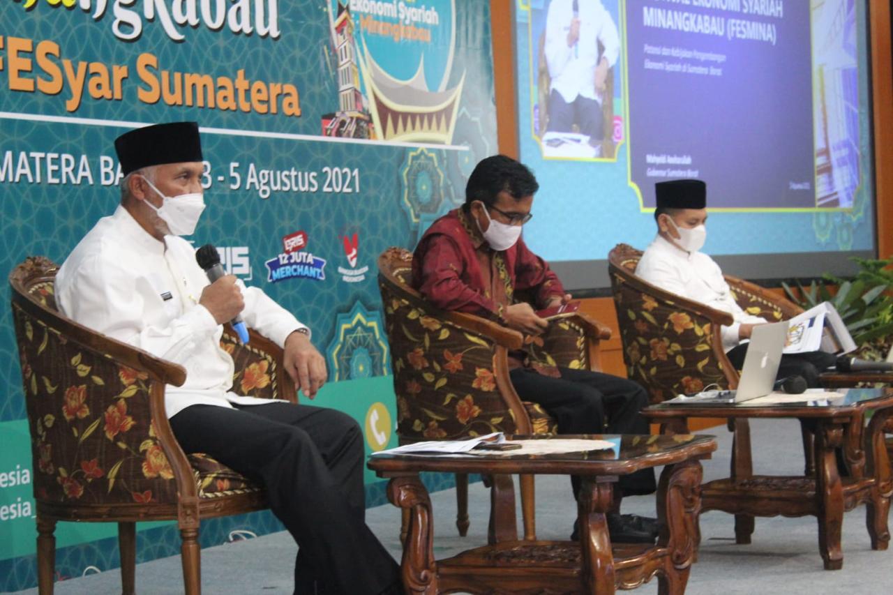 Gubernur Sumbar, Mahyeldi (kiri), saat peresmian FESMina (Festival Ekonomi Syariah Minangkabau) sekaligus launching “Minangkabau Berwakaf” di Bank Indonesia wilayah Sumbar, di Padang, Selasa (3/8/2021).