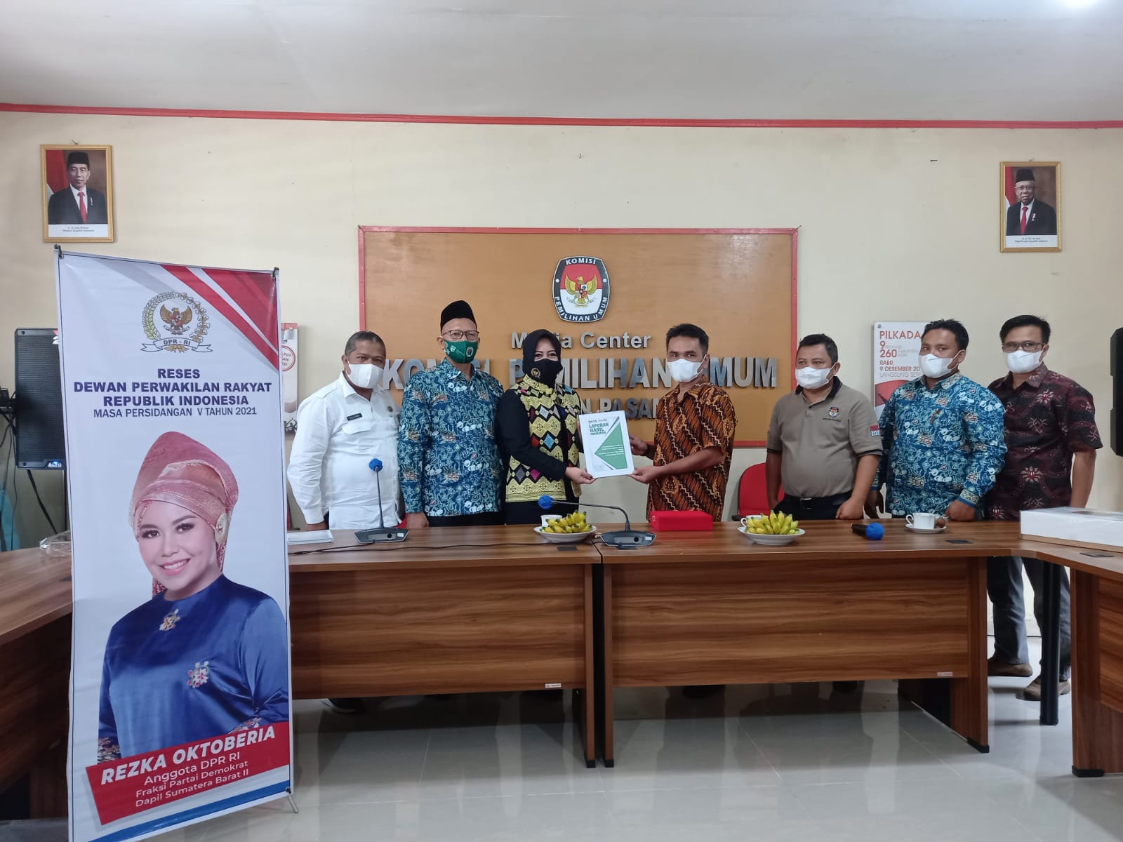  Anggota DPR-RI, Rezka Oktoberia bersama Komisioner KPU Pasaman