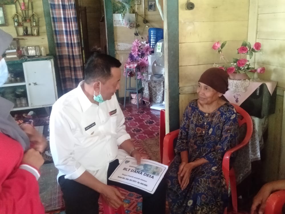 Bupati Pesisir Selatan, Rusma Yul Anwar, kembali melakukan penyaluran dana Bantuan Langsung Tunai (BLT) yang bersumber dari dana desa (DD) di Nagari Puluik-Puluik Kecamatan Bayang Utara, Jumat (6/08/2021).