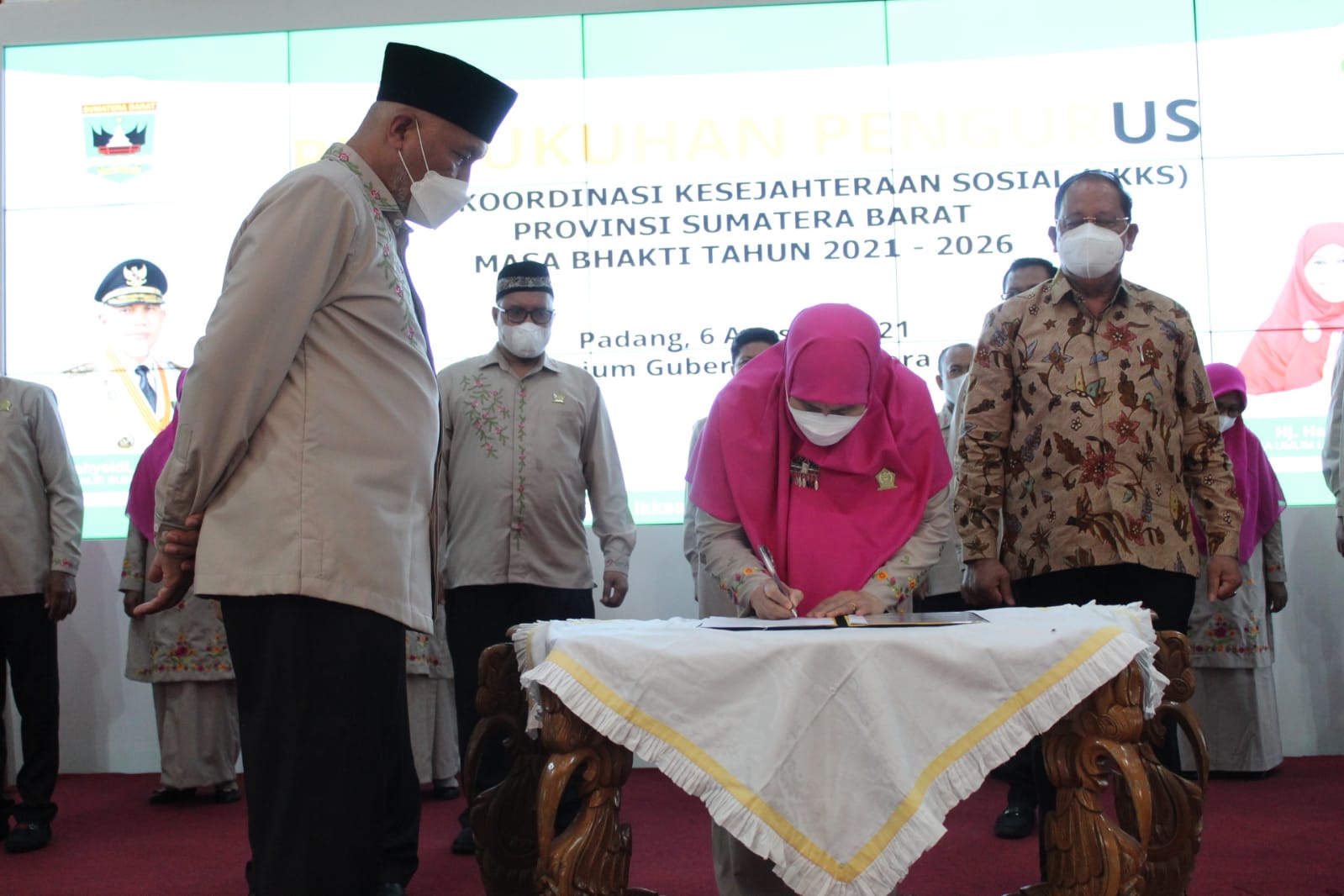 Gubernur Sumbar, Mahyeldi, mengukuhkan kepengurusan LKKS Sumbar, periode 2021-2026, di Padang, Jumat (6/8/2021).