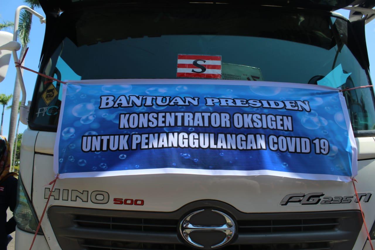 Kendaraan yang membawa bantuan penanggulangan Covid-19, sampai di halaman Gubernuran Sumbar, di Padang, Sabtu (7/8/2021). 