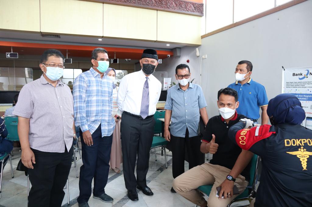 Gubernur Sumbar Mahyeldi, meninjau pelaksanaan vaksinasi massal di Bank Nagari, Padang, Sabtu (7/8/2021).