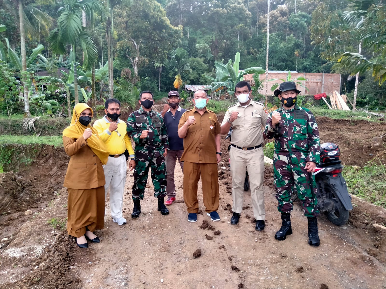 Kepala Dinas PMD Sumbar, Syarizal Ucok, Pasiter Korem 032 Wirabraja Kol (Kav) Husnizon, S.IP dan sejumlah pejabat, meninjau Pra TMMD 12/2021, di Nagari Persiapan Siguhung, Agam, Senin (9/8/2021).