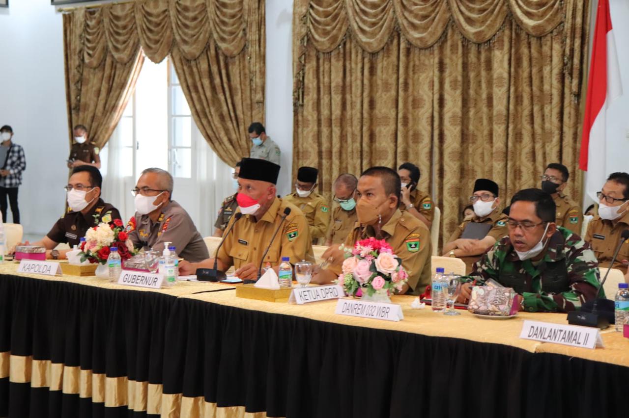 Gubernur Sumbar, memimpin Rapat Koordinasi Gubernur dan Bupati/Wali Kota terkait penanganan Covid-19 di Padang, Selasa.(10/8/2021).