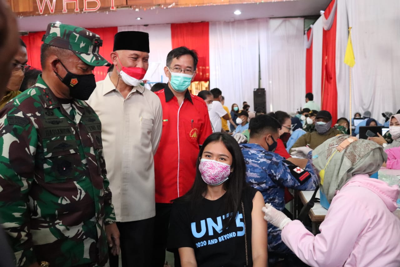 Gubernur Sumatera Barat, Mahyeldi Ansharullah bersama Panglima Komando Daerah Militer I Bukit Barisan (Pangdam I/BB) Mayjen TNI Hassanudin, meninjau pelaksanaan Vaksinasi Massal Covid-19 di gedung Wanita Himpunan Bersatu Teguh SRi BHAKTI, Klenteng, Padang