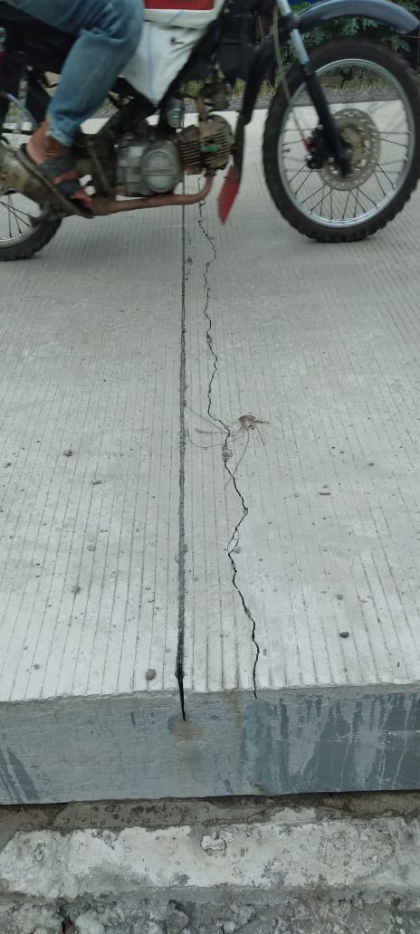 Kondisi jalan sudah selesai, terlihat mulai retak.
