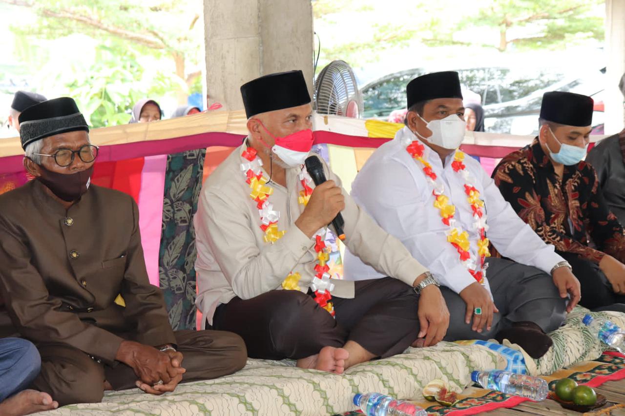 Gubernur Sumbar, Mahyeldi (tengah) mengikuti diskusi dengan sekitar 100 orang mahasiswa KKN di kabupaten Padang Pariaman, Rabu (11/8/2021).
