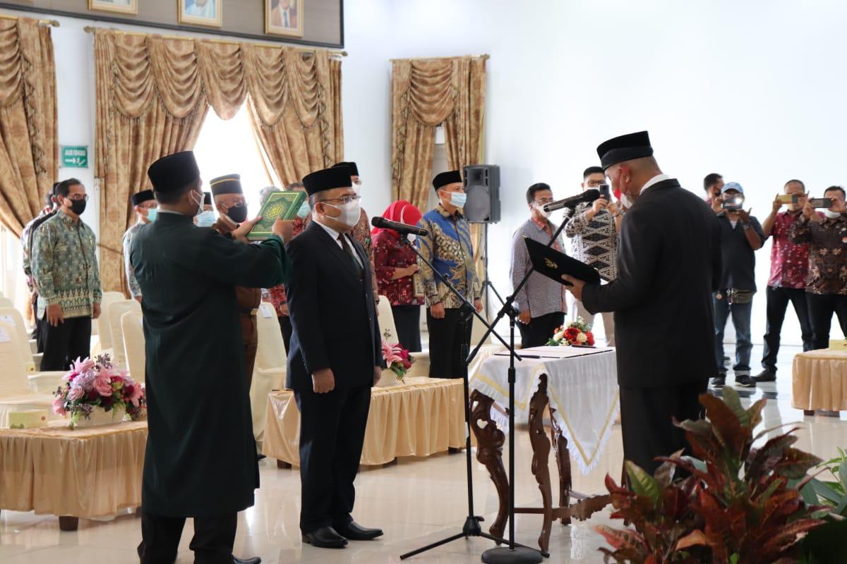 Gubernur Sumbar, Mahyeldi saat melantik Sekdaprov Hansastri atas nama Mendagri di Auditorium Gubernuran, Kamis (12/8/2021).
