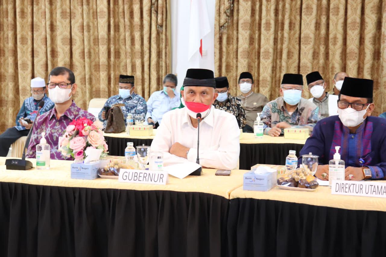 Gubernur Sumbar, Mahyeldi, membuka Webinar Potensi Ekonomi Keuangan Syariah dalam Menggerakan Perekonomian Nasional, yang digelar Bank Nagari di Padang, Kamis (12/8/2021).