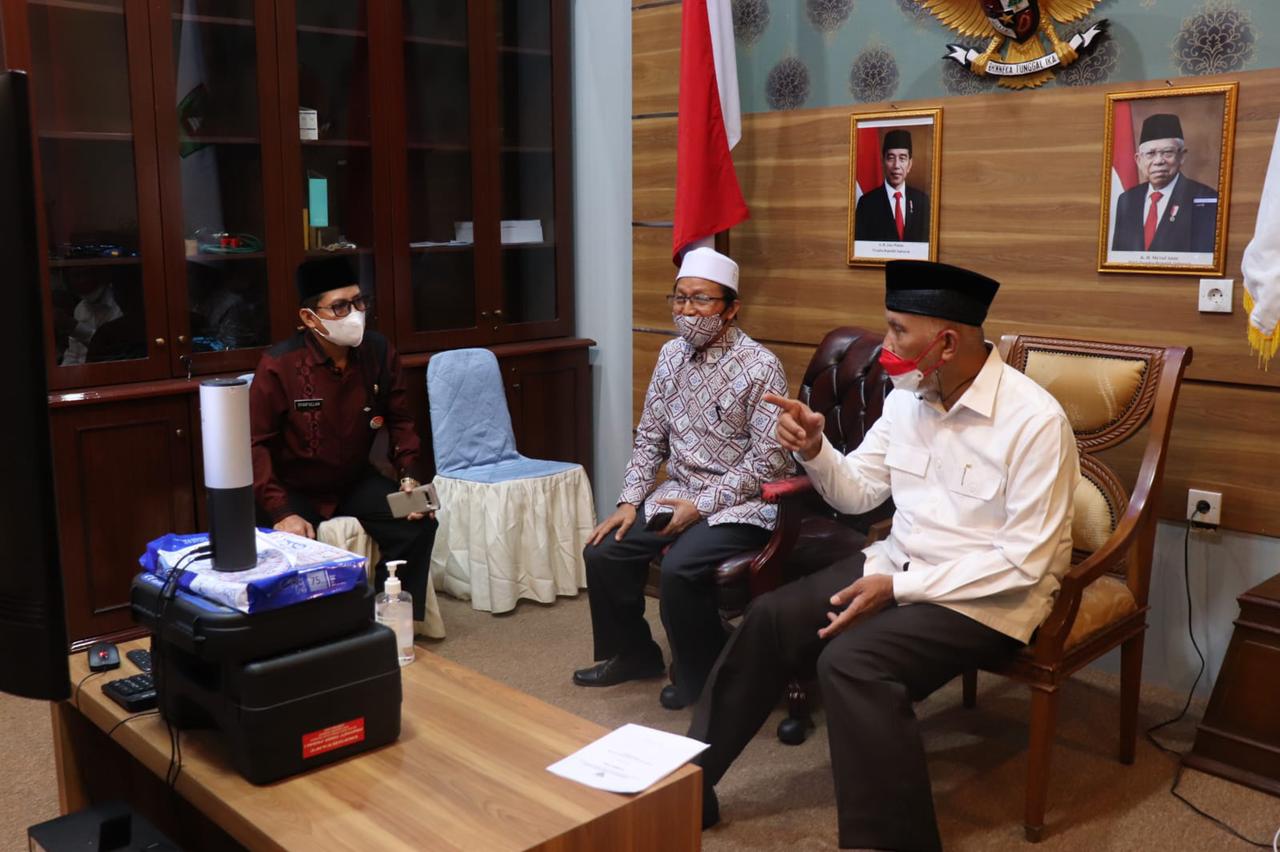 Gubernur Sumbar, Mahyeldi (kanan) saat membuka secara virtual peringatan 1 Muharam tingkat provinsi di Padang, Jumat (13/8/2021).