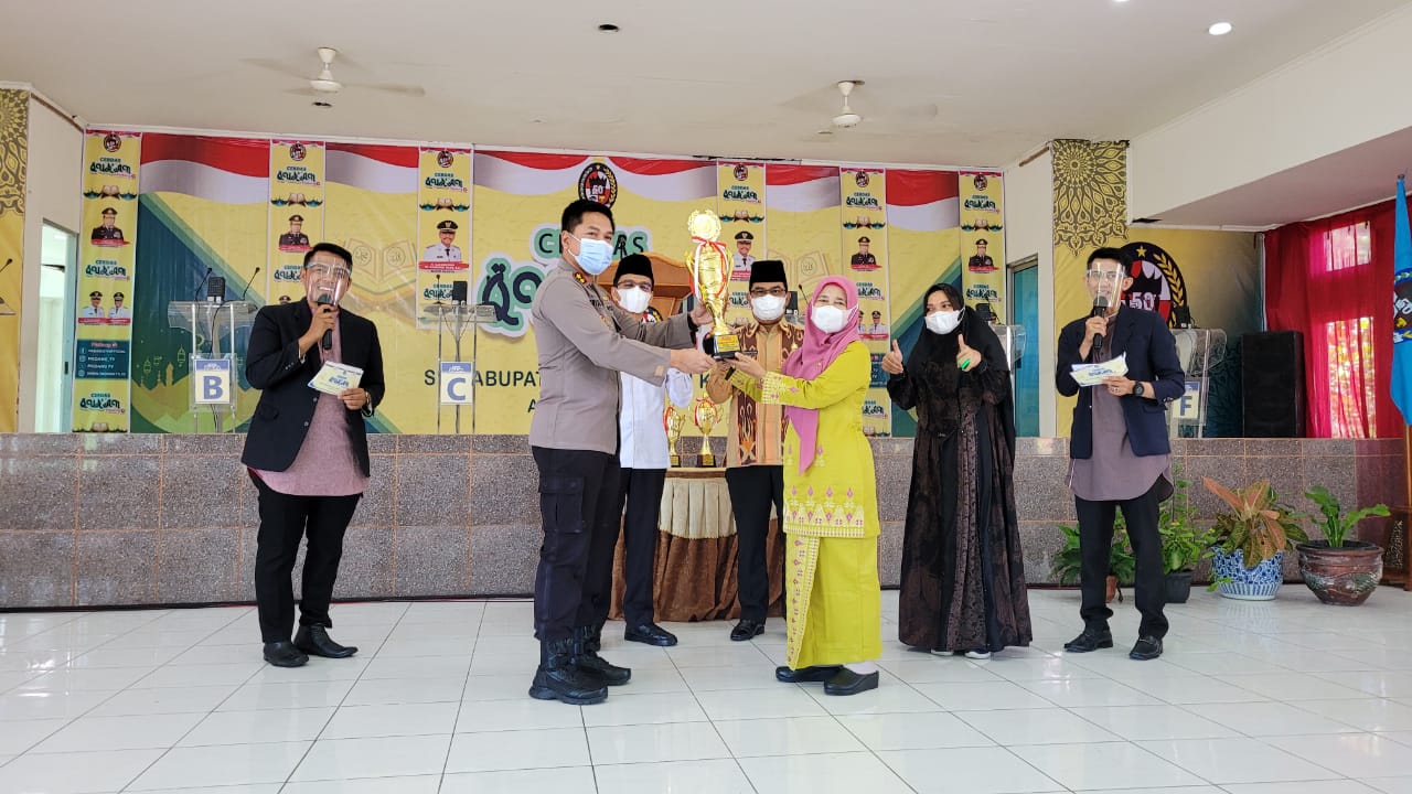 Bupati Limapuluh Kota, Safaruddin Datuak Bandaro Rajo, menyaksikan Kapolres AKBP Trisno Eko Santoso S.I.K menyerahkan secara simbolis Piala Kapolda Sumbar ke Kadis Pendidikan, Indrawati.