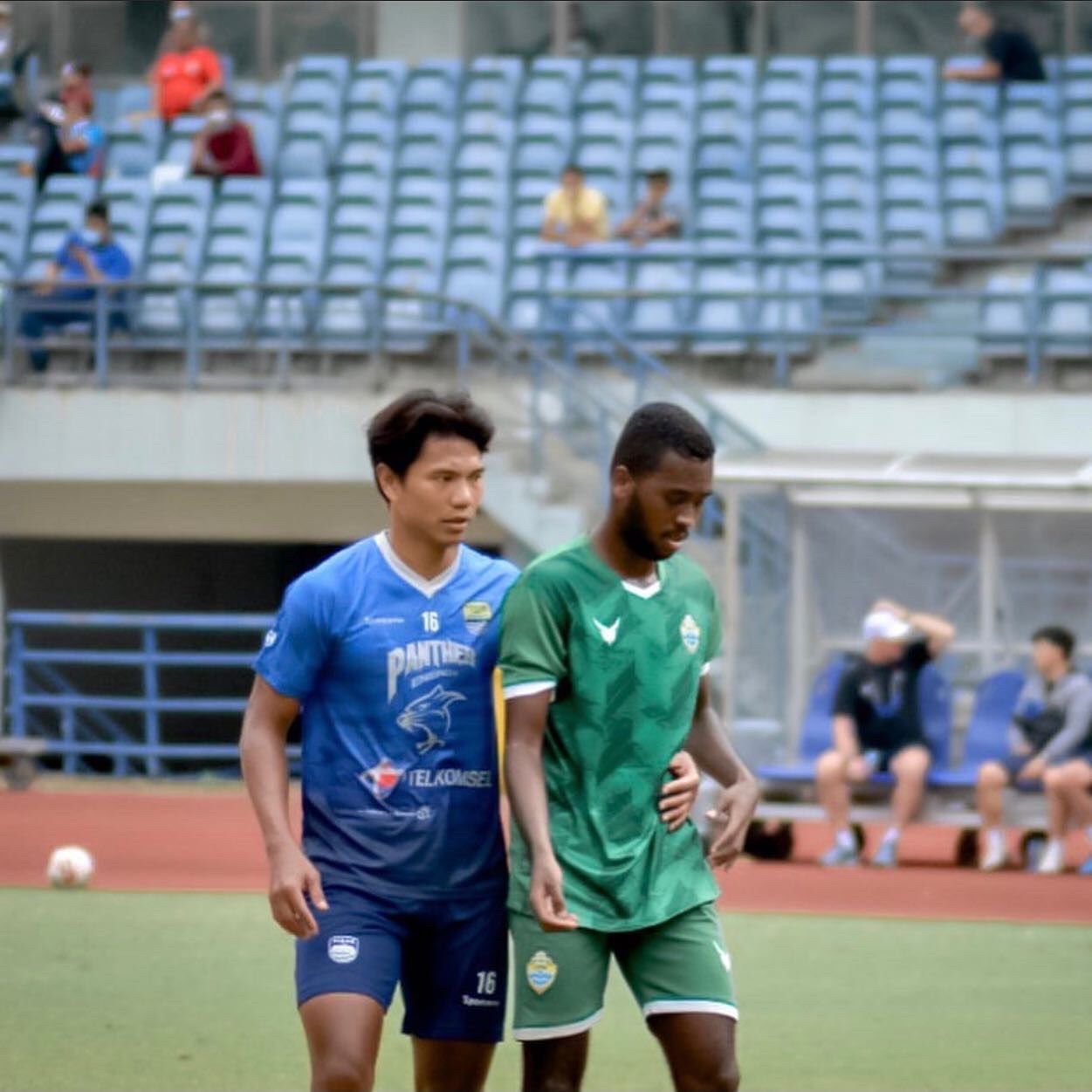 Aidil Usman Diarra (hijau) saat Friendly Match versus Persib Bandung, Juli 2021.