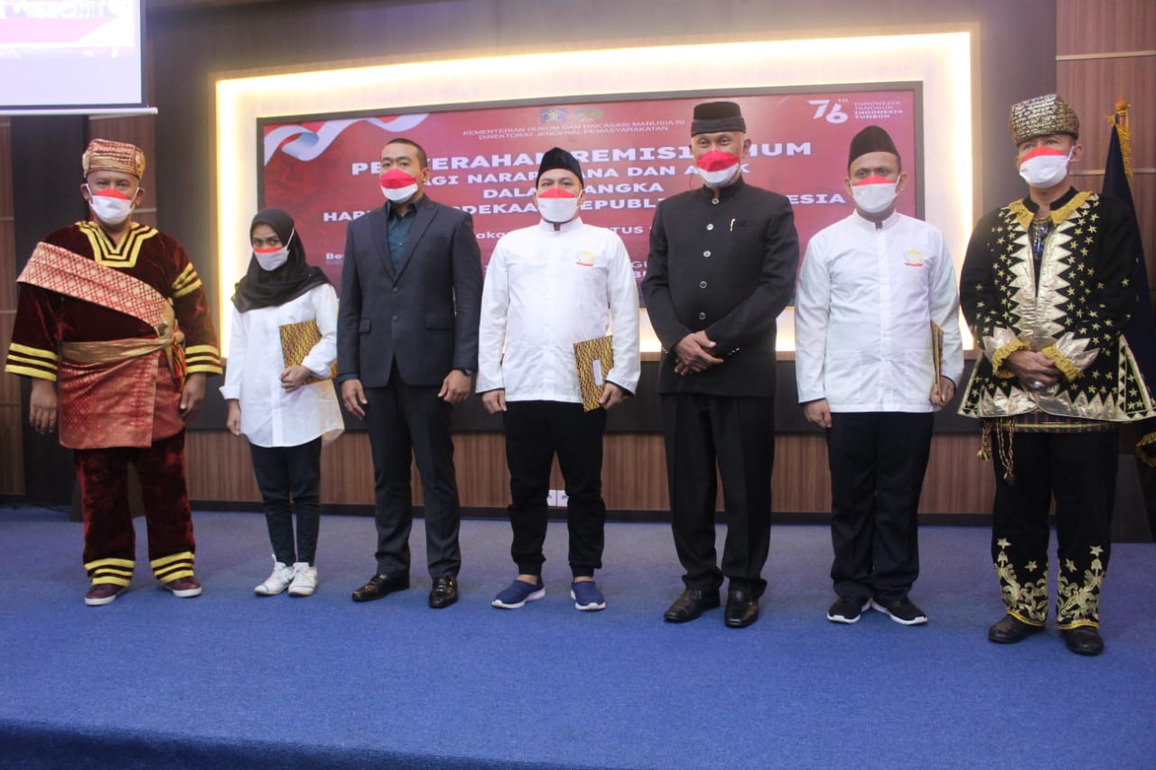 Gubernur, Wakil Gubernur Sumbar, Kakanwil Kemenkum HAM, bersama perwakilan penerima remisi HUT Kemerdekaan RI, di Padang, Selasa (17/8/2021).