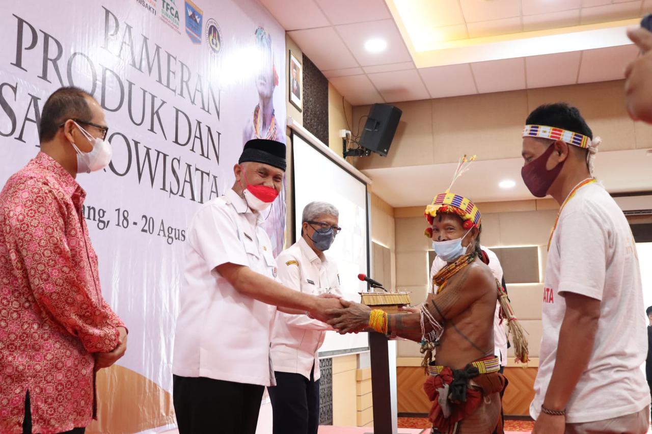 Gubernur Sumbar, Mahyeldi, pada pembukaan pameran hasil produk kebudayaan di Ball Room Universitas Negeri Padang, Rabu (18/8/2021). 