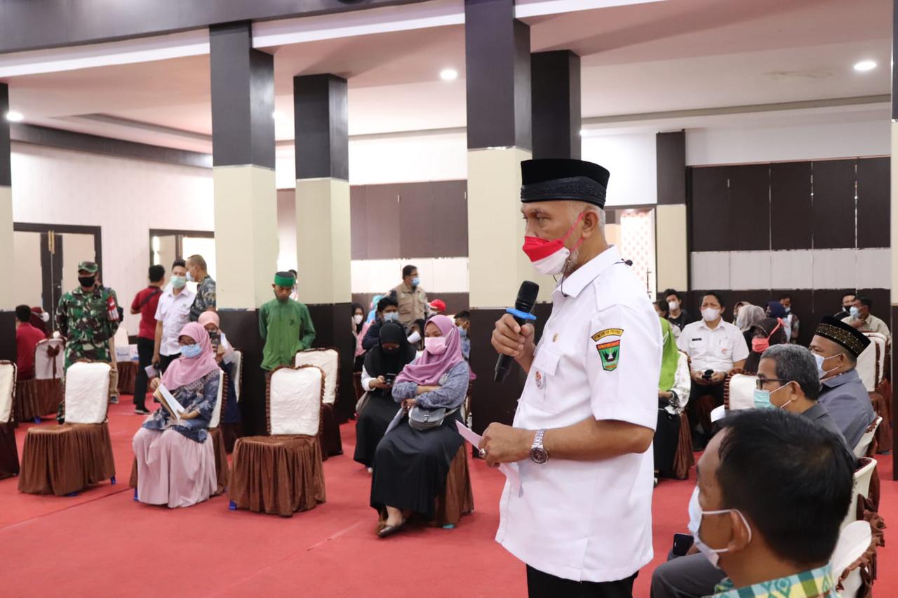 Gubernur Sumbar, Mahyeldi, meninjau vaksinasi di kampus Universitas Muhammadiyah Sumbar, Rabu (18/8/2021).
