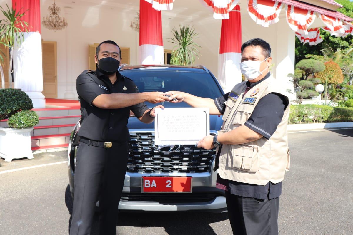 Wakil Gubernur Sumbar, Audy Joinaldy, menyerahkan mobil dinas barunya untuk pananganan Covid-19, Kamis (19/8/2021).