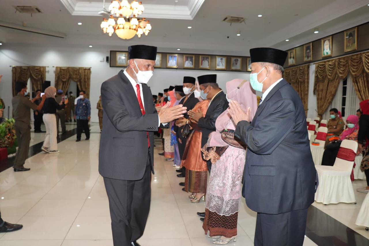 Gubernur Sumbar, Mahyeldi, memberikan ucapan selamat kepada Syafrizal Ucok, yang dilantik sebagai staf ahli gubernur bidang ekonomi dan keuangan Sumbar, Senin (23/8/2021) malam di Padang.