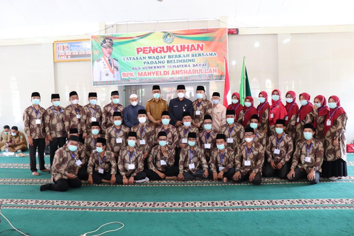 Gubernur Sumbar, Mahyeldi, meresmikan sekaligus menghadiri  Pengukuhan Yayasan Waqaf Berkah Bersama di Mesjid Raya Padang Belimbing, Kabupaten Solok, Selasa (24/8/2021).